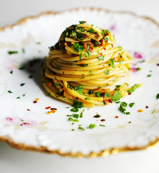 Overhead view of spaghetti aglio e olio