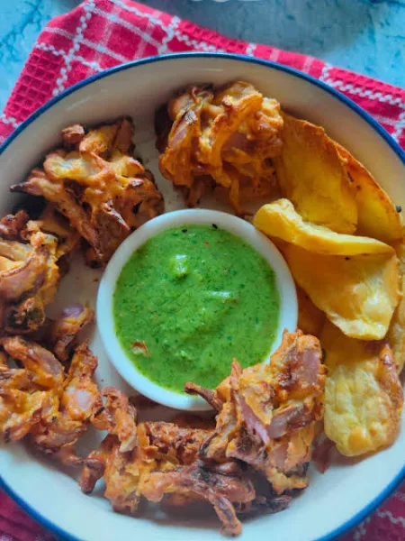 Overhead view of onion & potato pakoras