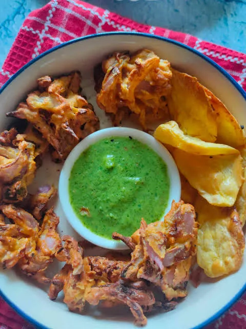 Overhead view of onion & potato pakoras