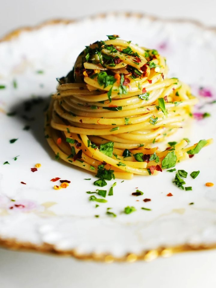 Overhead view of spaghetti aglio e olio