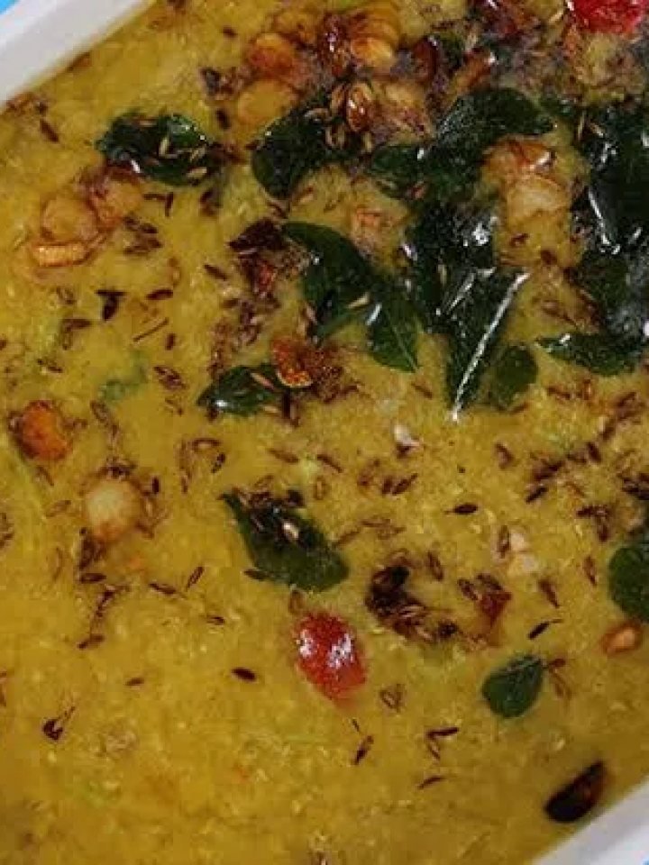 Overhead view of masoor daal with tarka