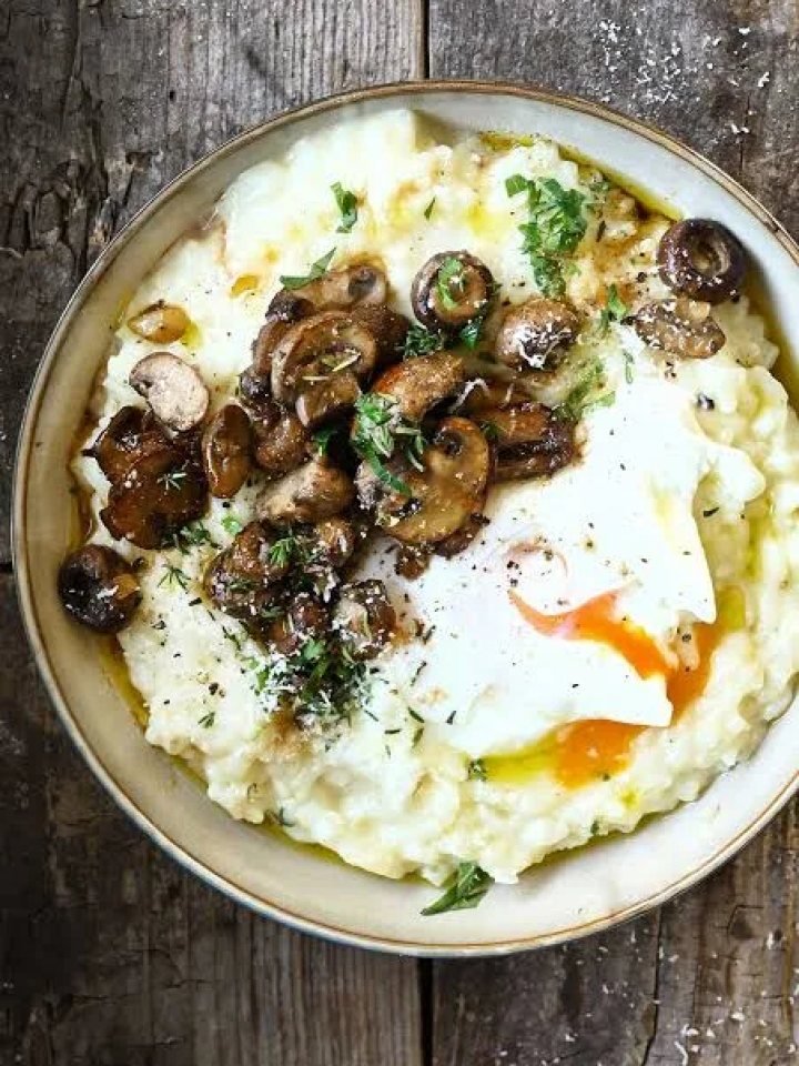 Bowl of creamy mushroom risotto topped with browned mushrooms, parsley and Parmesan