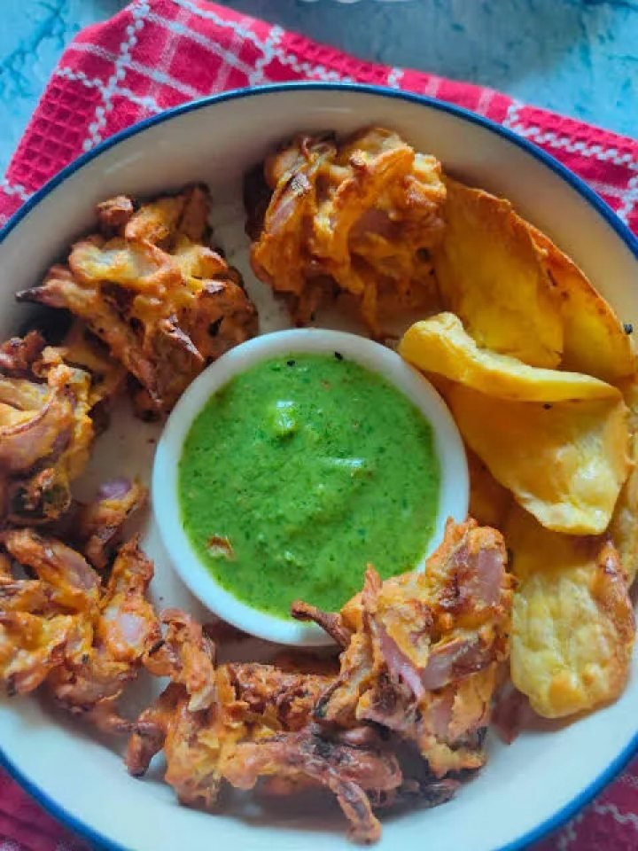 Overhead view of onion & potato pakoras
