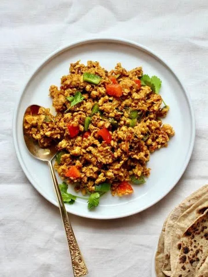 A karahi of spiced beef mince with green capsicum pieces, ginger and fresh coriander, served with rotis