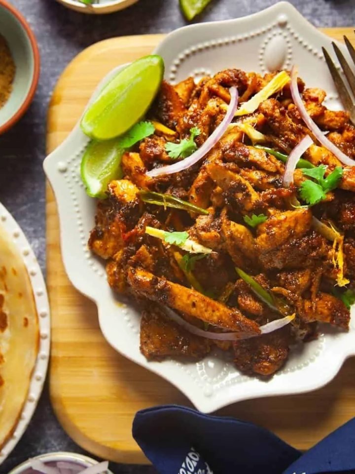 Tawa Chicken with green chillies, ginger and coriander served in a cast-iron tawa
